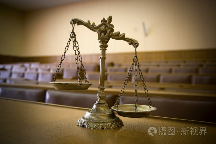 在法庭上司法的装饰天平