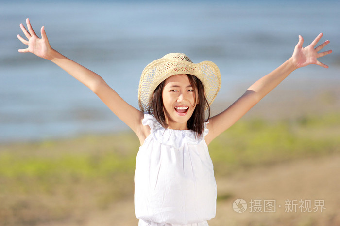 在海滩的快乐女孩