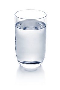 杯水被隔绝在白色