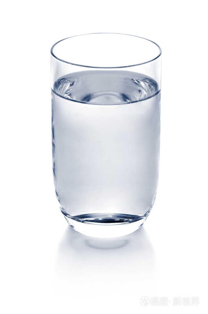杯水被隔绝在白色