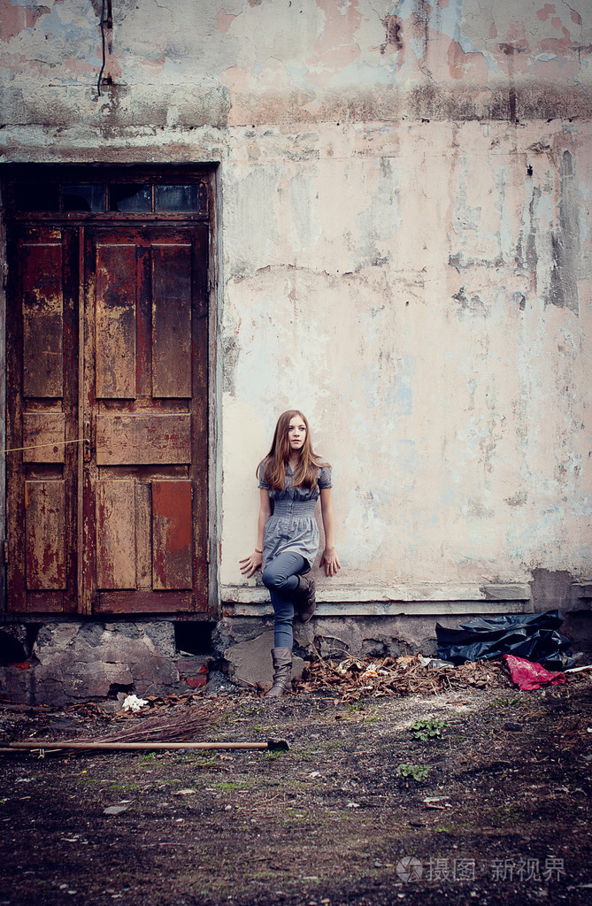 在废墟中的女孩