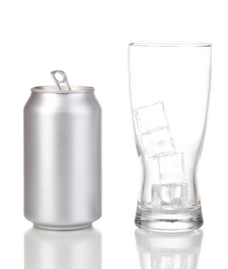 开放的铝罐和玻璃上白色孤立