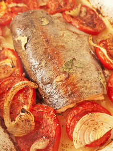 烤的鳟鱼与西红柿和洋葱为地中海食谱