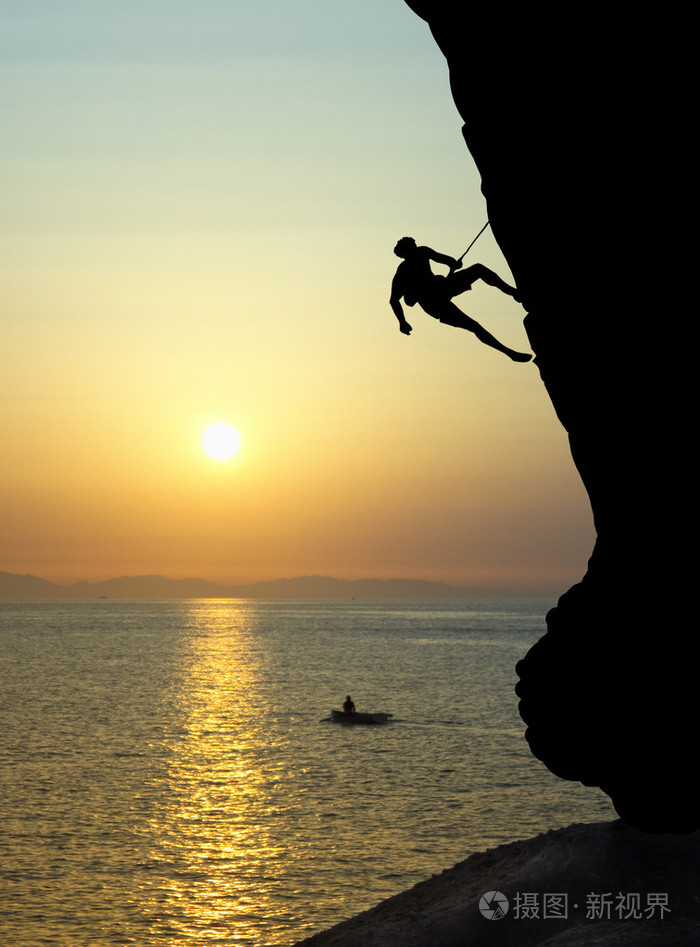一个人在悬崖上的轮廓