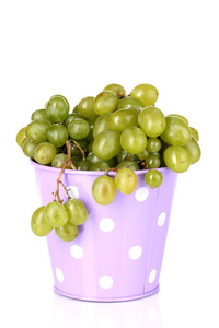 成熟的绿色葡萄在桶上白色隔离