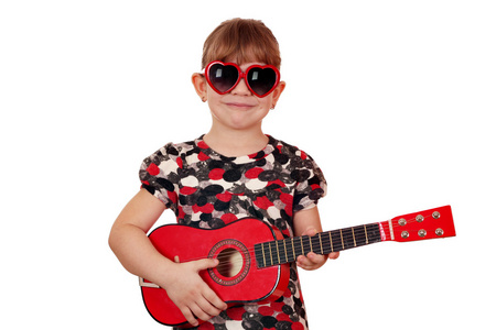 小女孩用吉他和太阳镜