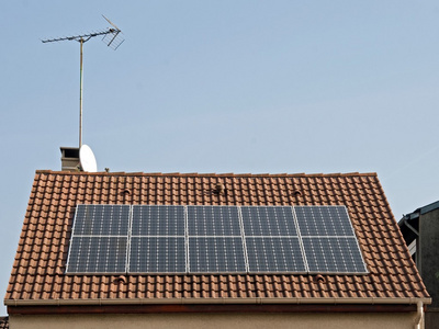 在房子的屋顶上的太阳能光伏太阳能电池板.照片