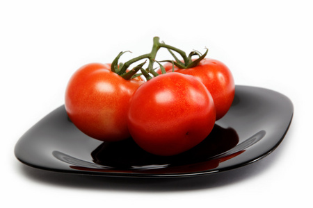 新鲜的西红柿上板，在白色背景上孤立