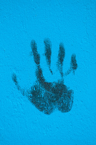 打印在黑漆成蓝色彩绘的砖墙壁上的涂鸦棕榈