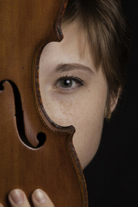 十几岁的女小提琴家眼