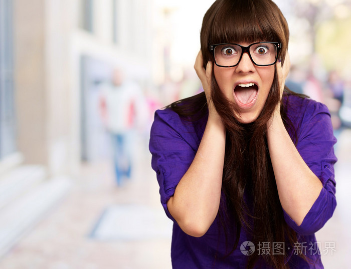 害怕的女人的脸