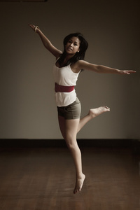 跳跃的印尼女孩的肖像