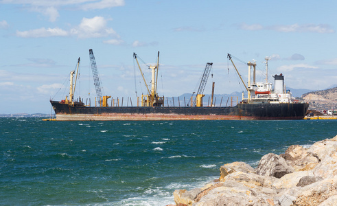 批量承运人船舶装载货物在港口
