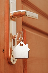 房子买一栋房子的钥匙形钥匙扣在一扇门的锁