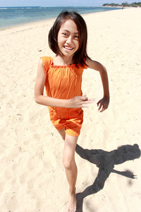 女孩在沙滩中运行