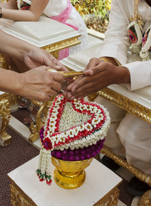 泰国婚礼仪式的有福的水图片