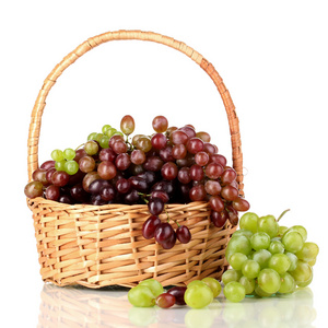 美味的成熟粉色和绿色葡萄在篮子上白色隔离