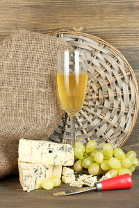 组成的蓝奶酪和一杯红酒葡萄上木制的表现力