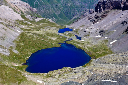 在山的山谷中的蓝色湖泊图片