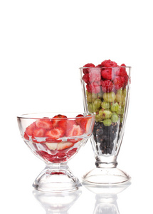 混合的水果和浆果在眼镜上白色隔离