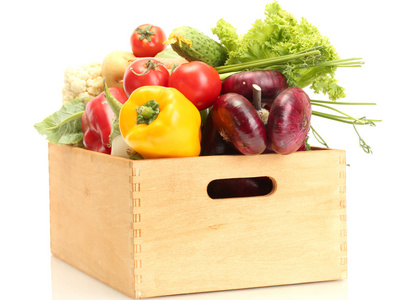 新鲜蔬菜在木盒上白色隔离