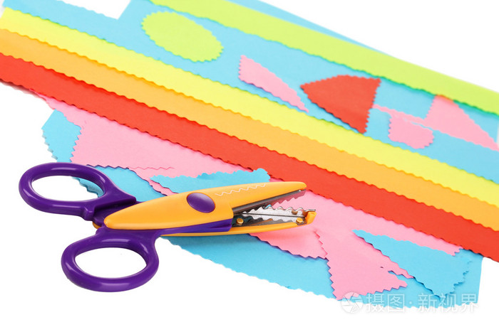 多彩之字形剪刀与彩色纸上白色隔离