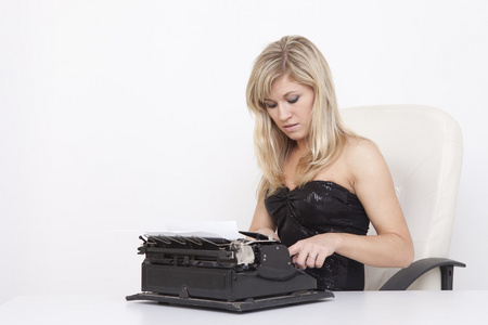 年轻女子在打字机上打字