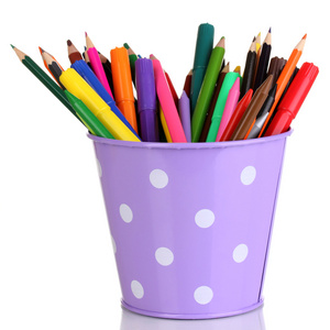 彩色铅笔和紫色桶隔离在白色毡尖笔