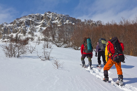 集团的徒步旅行者在冬季山