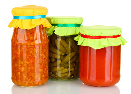 jar 与罐装黄瓜 lecho 和番茄粘贴上孤立的白