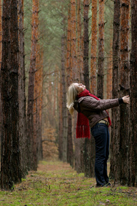青年独自妇女在森林中