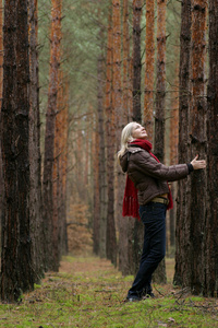青年独自妇女在森林中