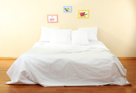 空床与枕头和卧室中的工作表