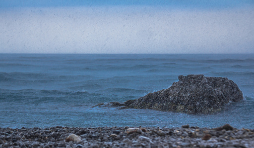 在海面上雨