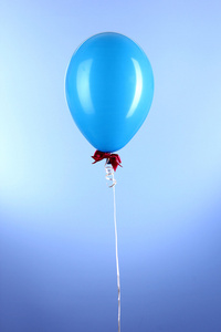 蓝色背景上的蓝色一个气球