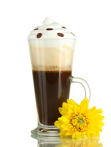 杯新鲜咖啡鸡尾酒与孤立在白色的花