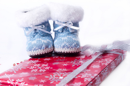 圣诞冬季穿的皮靴裹在一件礼物
