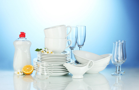 空的清洁盘子 眼镜和杯子与洗洁精和 b 上的柠檬