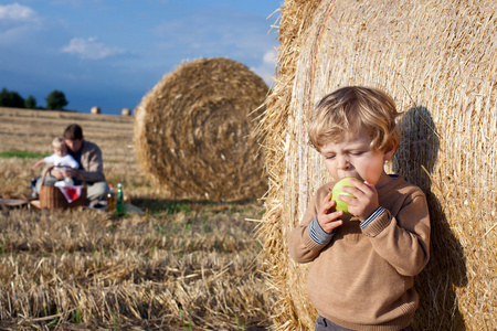 可爱的小孩吃苹果对金场