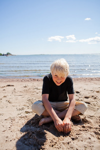 在沙滩上的男孩