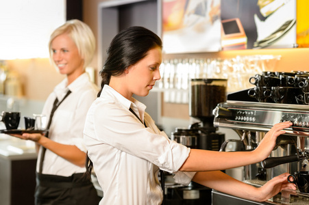 咖啡制作咖啡咖啡机的工作人员