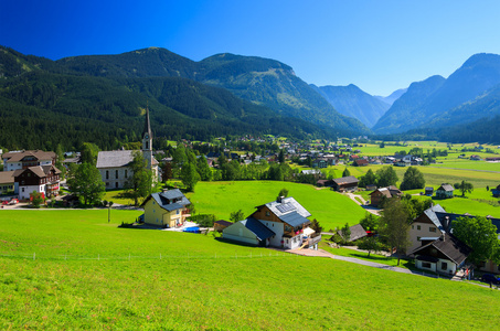 gosau 村的高山峡谷中夏时的视图