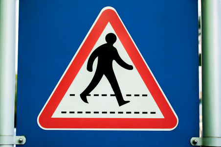 警告标志为驾驶人为蓝色和白色背景上的行人过路处