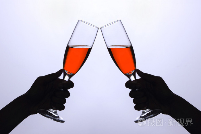 两只手与葡萄酒杯
