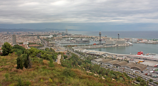 城市建筑物和端口从奎尔公园的视图。西班牙巴塞罗那