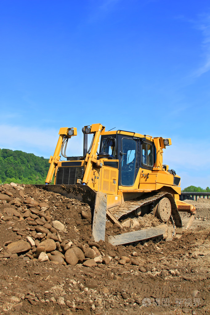 一个建筑工地上的推土机