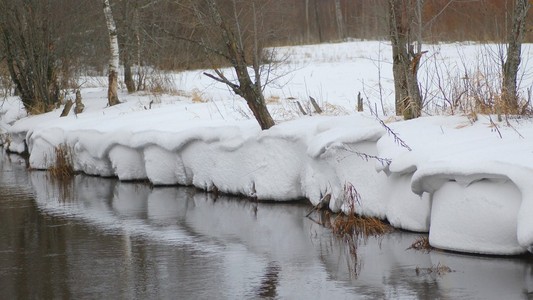 雪在河边