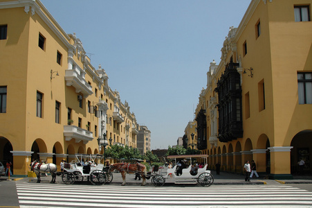 市中心的视图与马车秘鲁利马