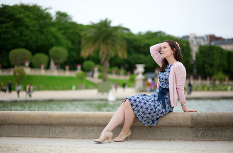 美丽的年轻女孩在巴黎卢森堡花园照片