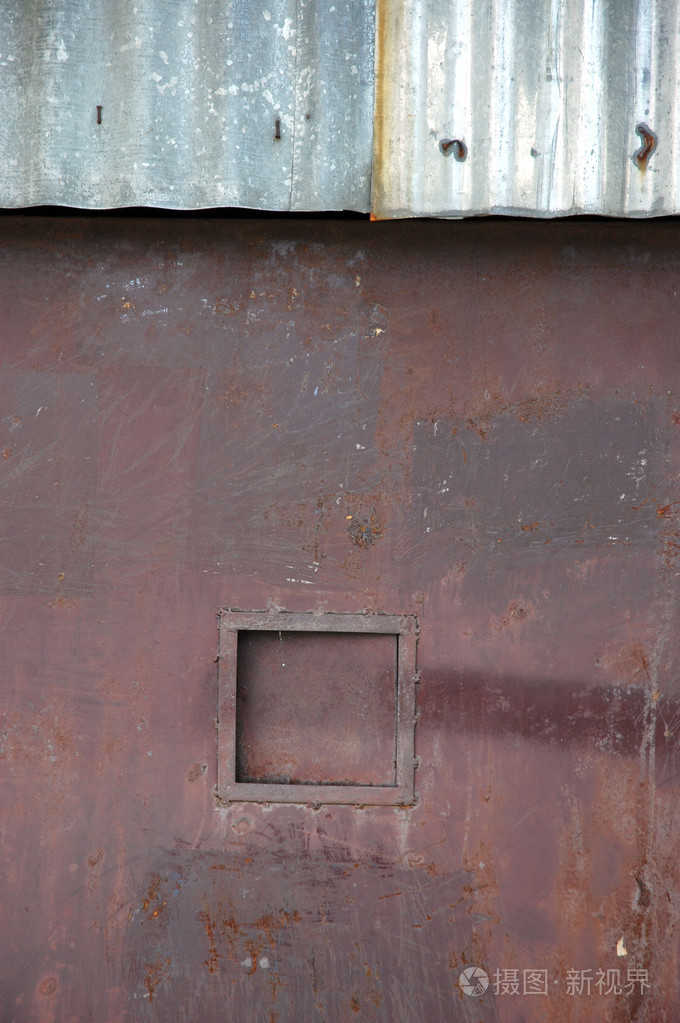 用一个矩形框的旧生锈的铁门